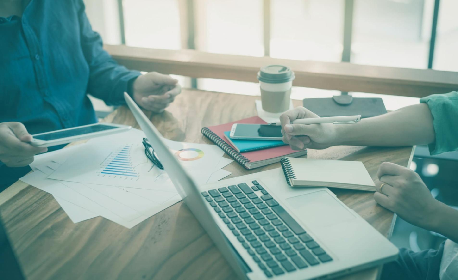 Команда финансовых аналитиков за работой