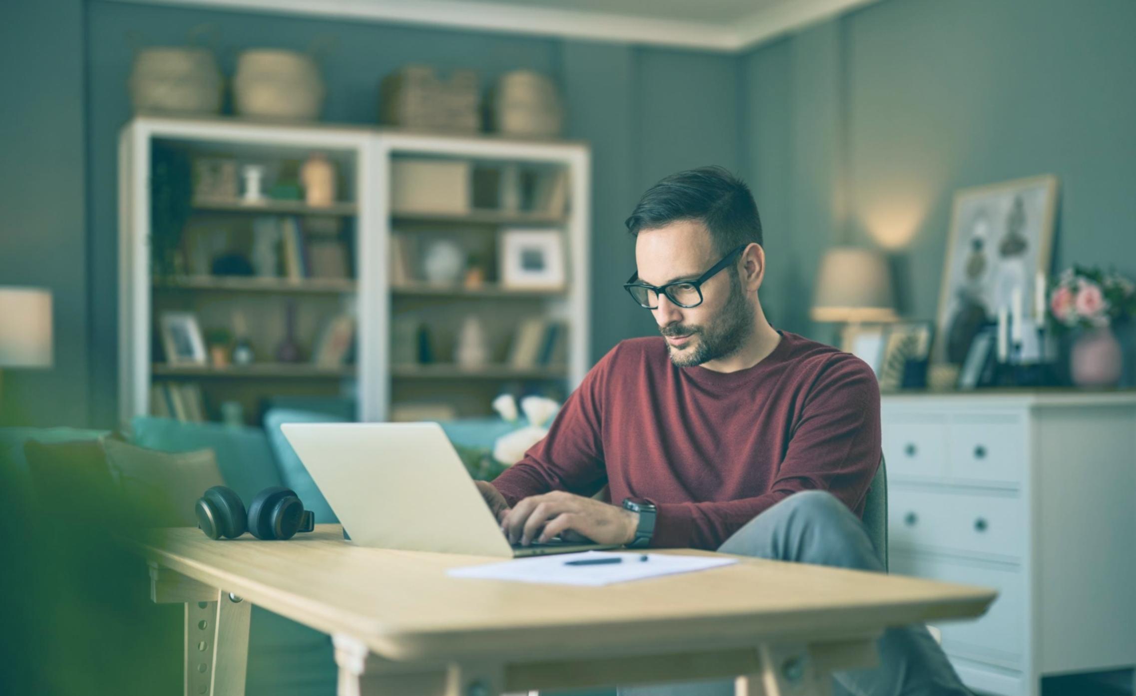 Финансовый аналитик работает с отчётностью